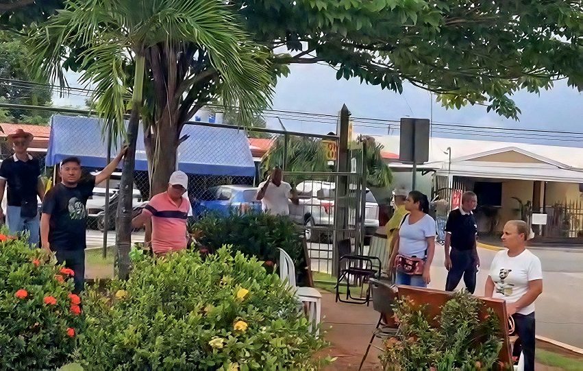 "Entendemos que existen normas, pero pedimos que se nos permita permanecer en alguna área cercana al hospital, aunque sea bajo techo durante las lluvias", precisó Juan Osorio, vendedor de lotería. Foto. Thays Domínguez