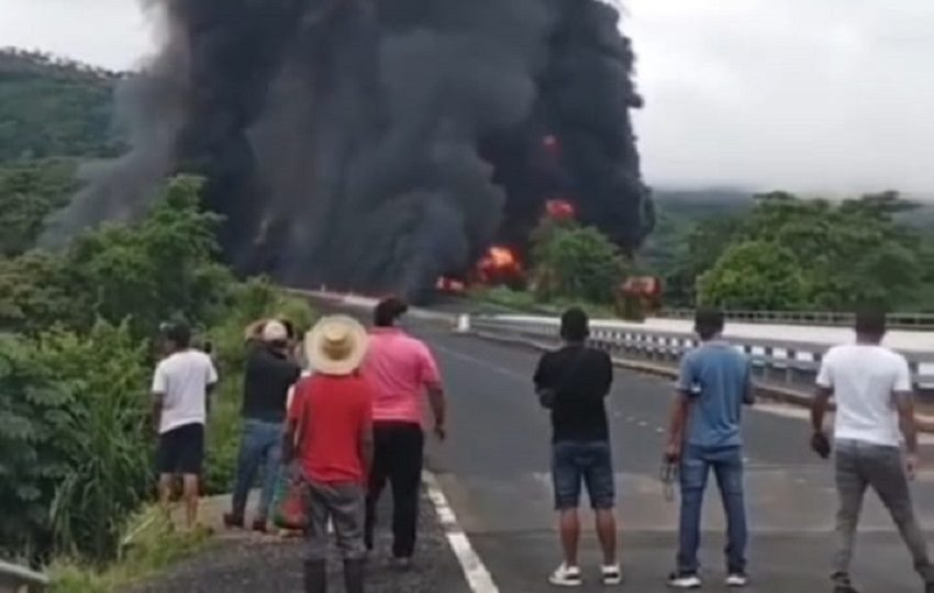 El incendio consumió gran parte de la cisterna, lo que provocó la muerte del conductor, quien lamentablemente quedó atrapado dentro del vehículo. Foto. Melquíades Vásquez