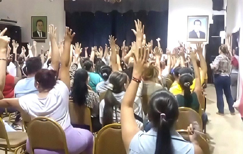 La decisión fue adoptada durante una reunión celebrada en el aula máxima del colegio José Daniel Crespo. Foto. Thays Domínguez