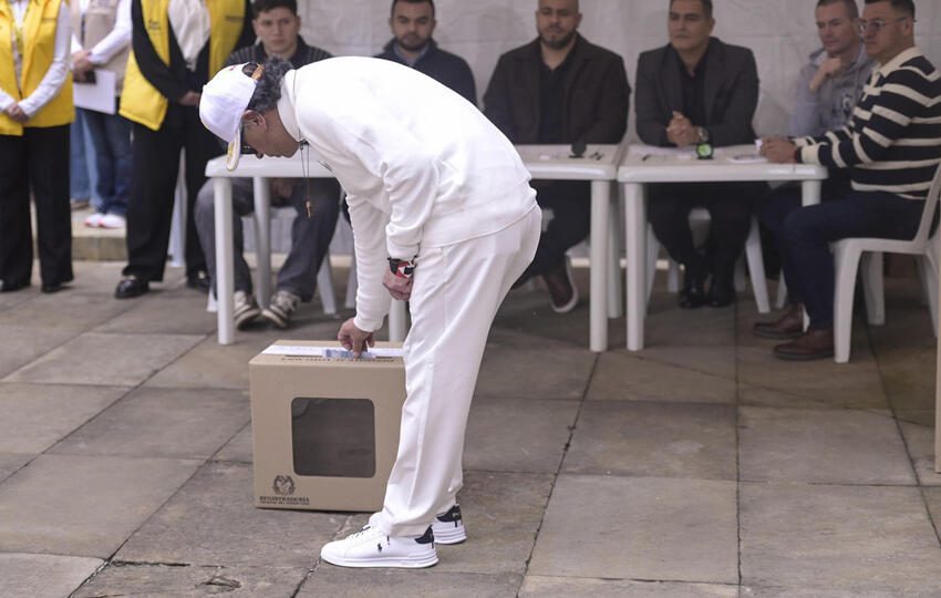 Petro dijo que entregó una democracia brillante y viva. Foto: EFE