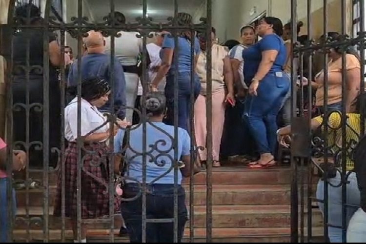La directora regional señaló que el colegio cuenta con un sistema de detección de metales; sin embargo, reconoció que los jóvenes se las ingenian para introducir las armas blancas. Foto. Diómedes Sánchez