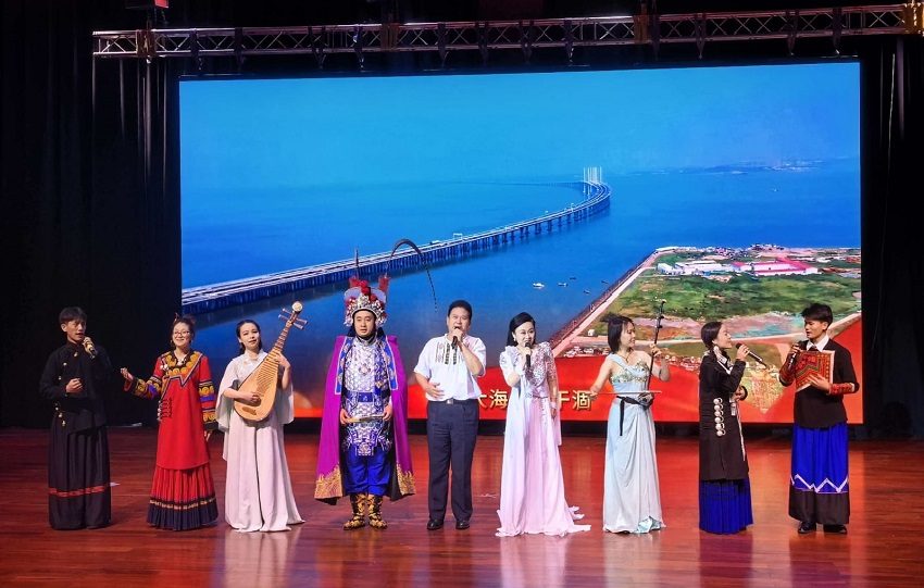 Abel Aronategui, director del Centro de Arte y Cultura de Colón, señaló el impacto positivo de esta actividad para la provincia. Foto. Cortesía