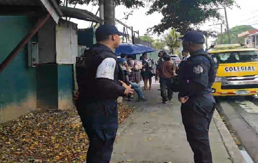 Como medida de prevención ante esta alerta, la Policía Nacional reforzó aún más el perímetro de este colegio y de otros planteles de la zona, como el colegio José Guardia Vega. Foto. Diómedes Sánchez