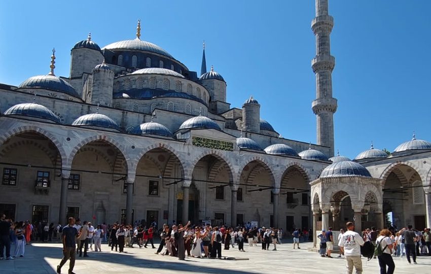La mezquita Azul recibe miles de turistas al día.