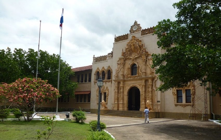 un grupo de padres de familia comenzó a expresar inquietudes y cuestionamientos públicos sobre la actuación de la dirección de la Escuela Normal de Santiago ante lo sucedido. Foto. Melquíades Vásquez