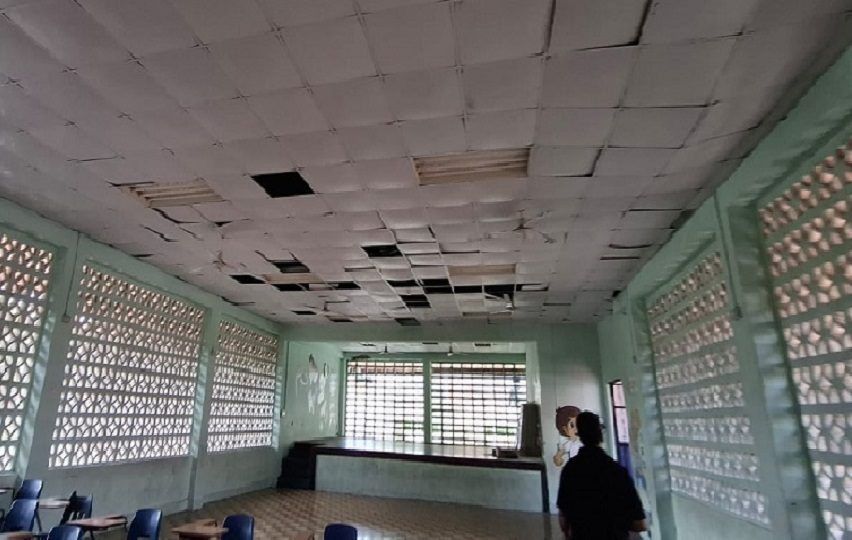 José Pinzón, docente del plantel, informó que la caída de escombros ocurrió durante las fuertes lluvias registradas esta semana.