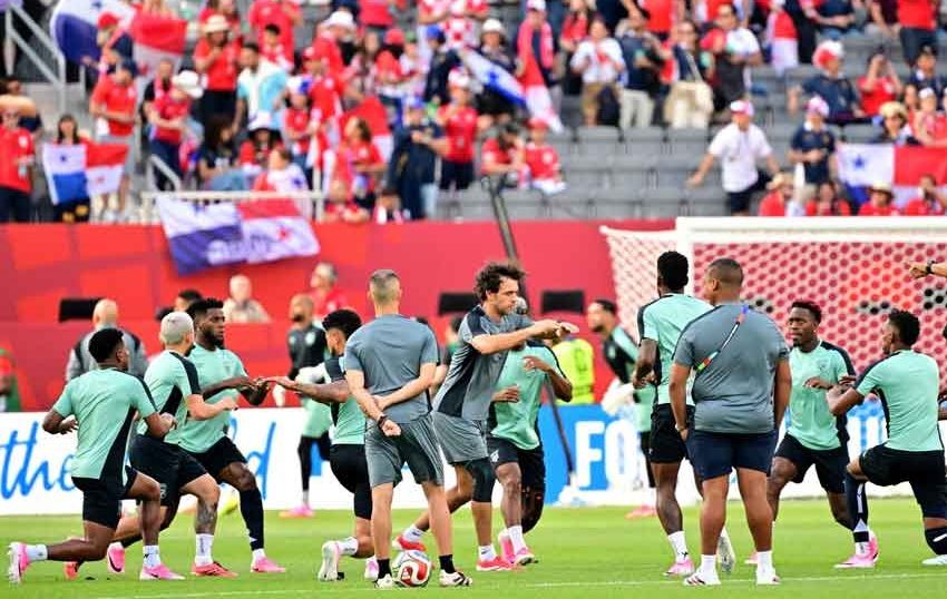 Jugadores panameños durante sus ejercicios precompetitivos antes de enfrentar a Croacia en Toronto. EFE