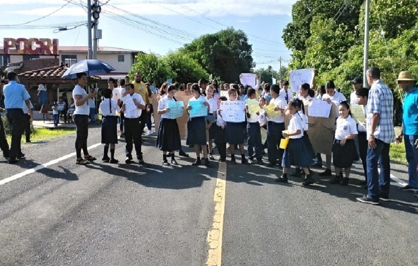 Otro de los puntos centrales que motivó la protesta es el posible cierre del bachiller marítimo, una oferta académica que, según las autoridades del plantel, es única en la provincia de Los Santos. Foto. Thays DSomínguez
