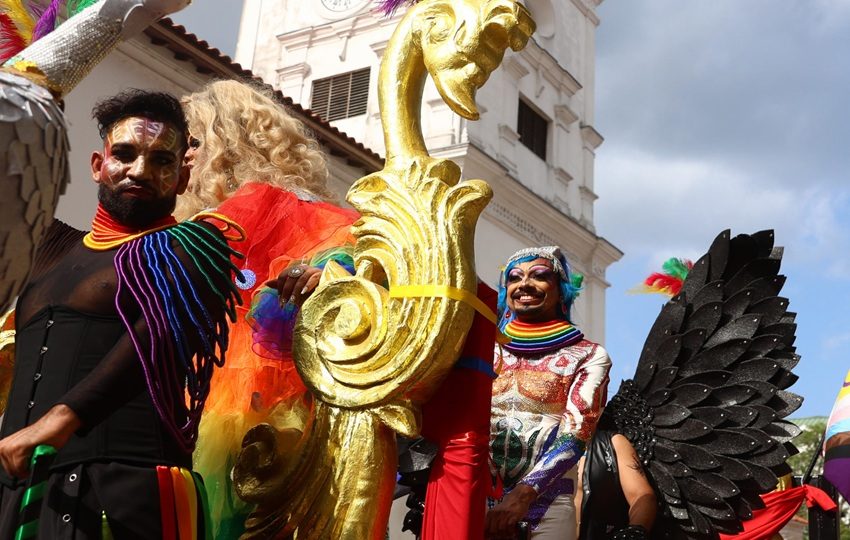  Personas participan en la marcha con motivo del Día del Orgullo LGTBI este sábado, en Ciudad de Panamá (Panamá). EFE