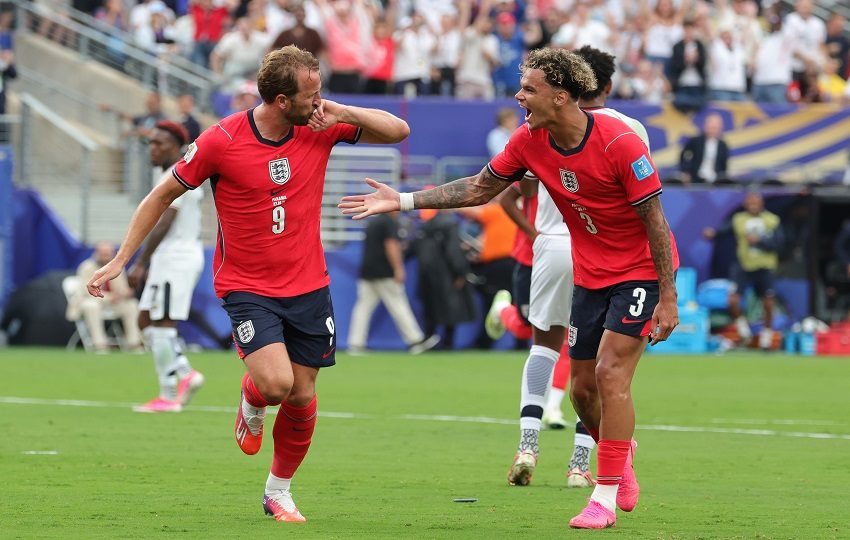 Harry Kane (i) celebra el gol, tercero de su cuenta en el Mundial. Foto: EFE
