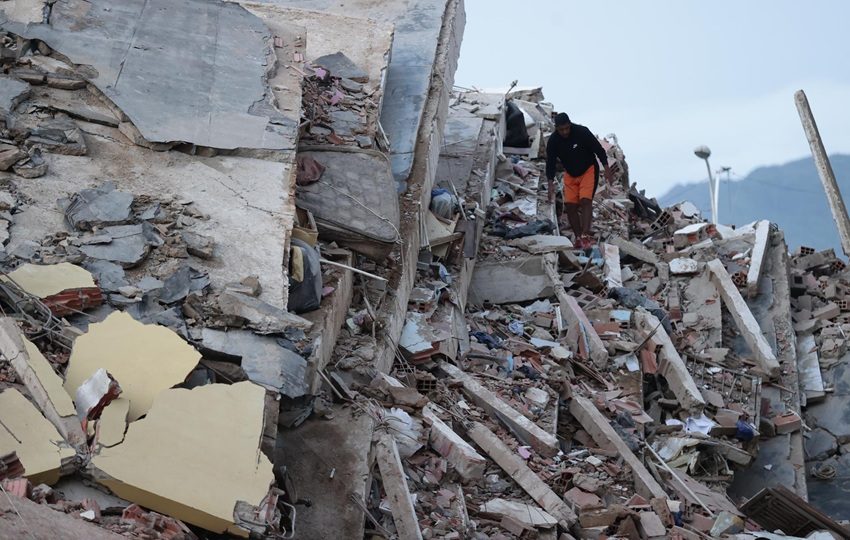 Miles de venezolanos participan de forma voluntaria en labores de rescate. Foto: EFE