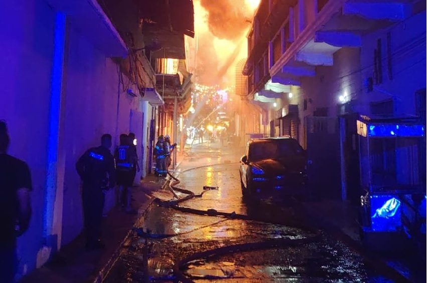 Combate de las llamas por parte de los bomberos. Foto: Cortesía