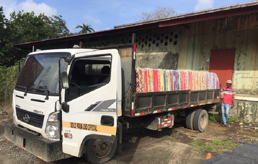 El cargamento de asistencia distribuido entre los damnificados consistió en colchones, bolsas de alimentos, paquetes de agua embotellada y bolsas de cebollas. Foto. Cortesía