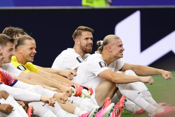 Erling Haaland (cent.) festeja con sus compañeros la clasificación a los cuartos de final en el Mundial 2026. Foto: EFE