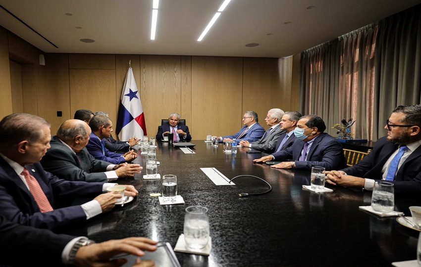 El presidente junto a los diputados de Cambio Democrático.  Foto: Cortesía.