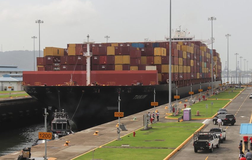 La consecuencia directa de reducir el calado es que el barco debe cruzar con menos carga. Foto: EFE