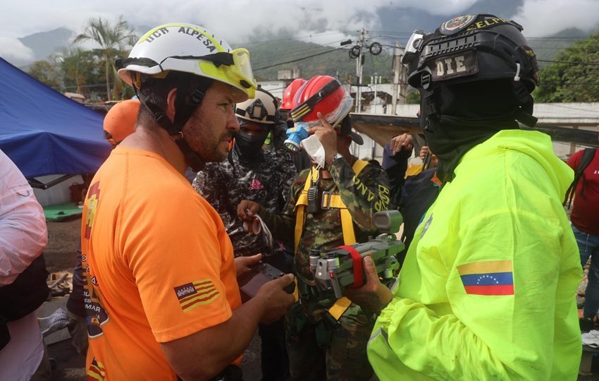  El grupo de rescate está asegurando el edificio para poder llegar al niño. Foto: EFE