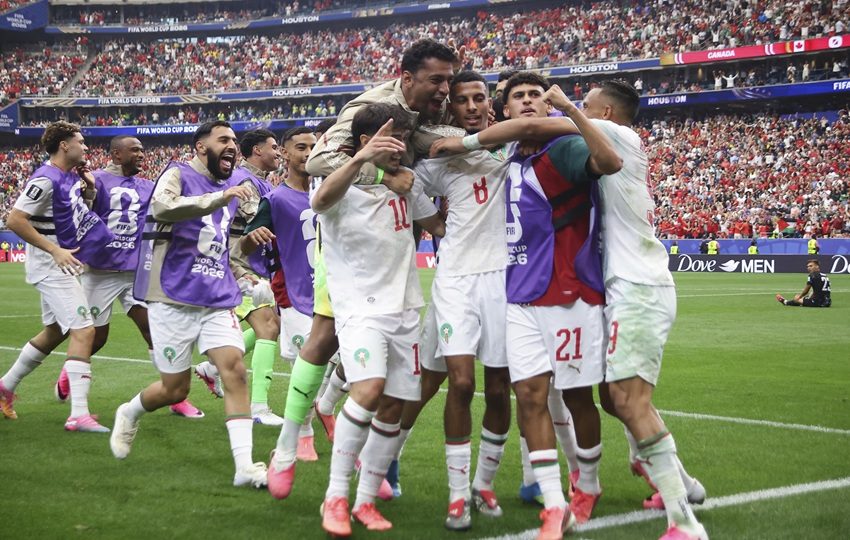 Los jugadores marroquíes celebran el 0-2, durante el partido de octavos de final del Mundial 2026. Foto: EFE
