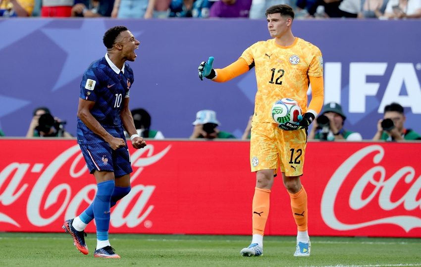 Gracias a un penalti convertido por Kylian Mbappé, Francia avanzó. Foto: EFE