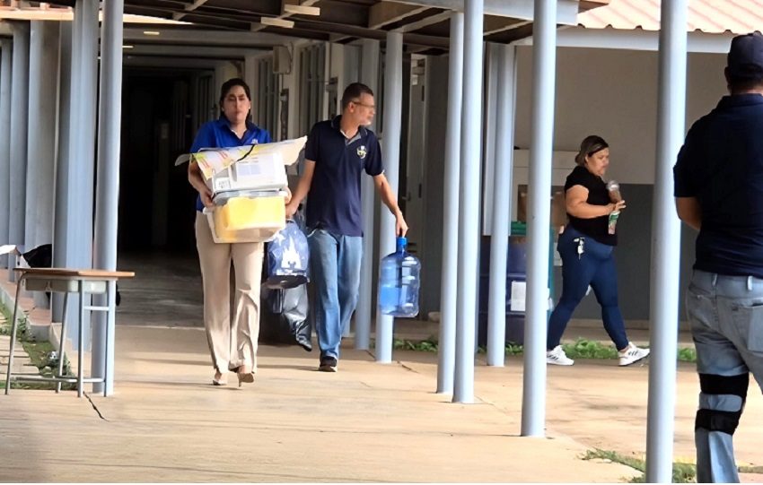 Los padres de familia del plante, los administrativos y funcionarios de salud, llevaron a cabo una exhaustiva limpieza. Foto. Thays Domínguez