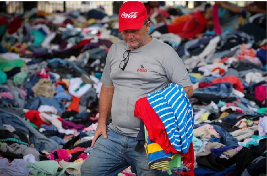 Una persona selecciona ropa este sábado, en La Guaira (Venezuela). EFE/ Raúl Martínez