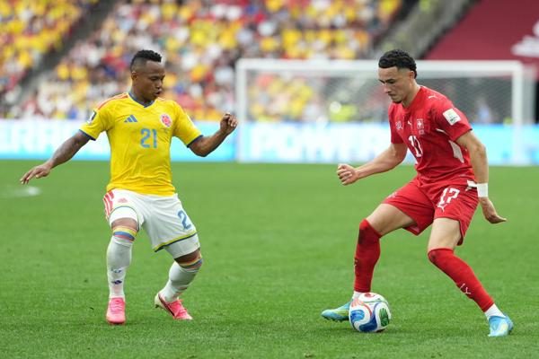 Jaminton Campaz  de Colombia (izq.) disputa el balón con  Rubén Vargas de Suiza. Foto:EFE