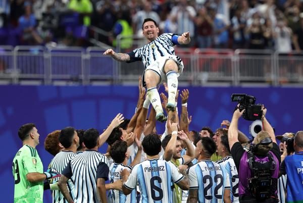 Messi celebra con sus compañeros el triunfo de Argentina sobre Egipto. Foto: EFE