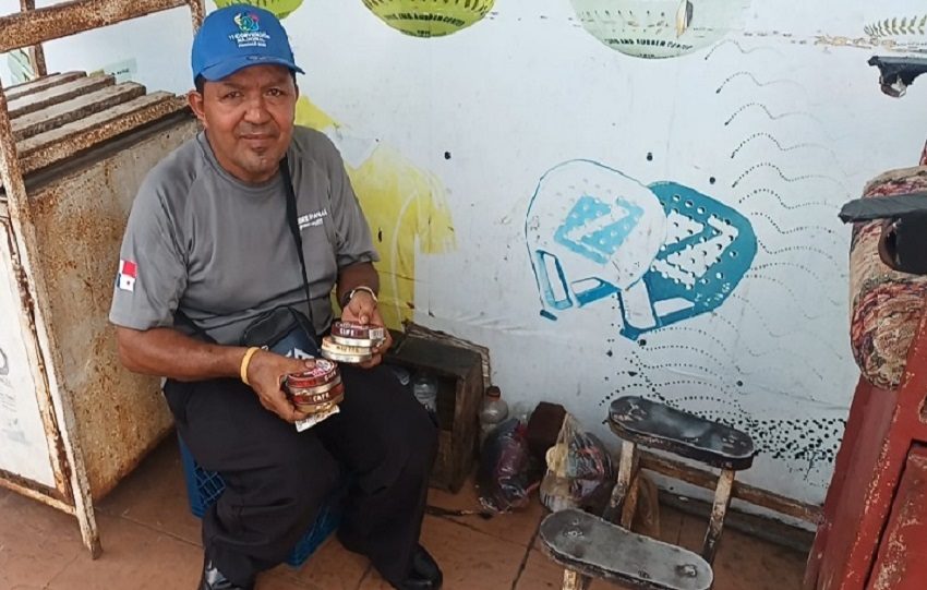 Quizás algún día las cajas de madera desaparezcan por completo y el sonido del cepillo deje de escucharse entre las bancas de la Placita San Juan de Dios. Foto. Melquíades Vásquez