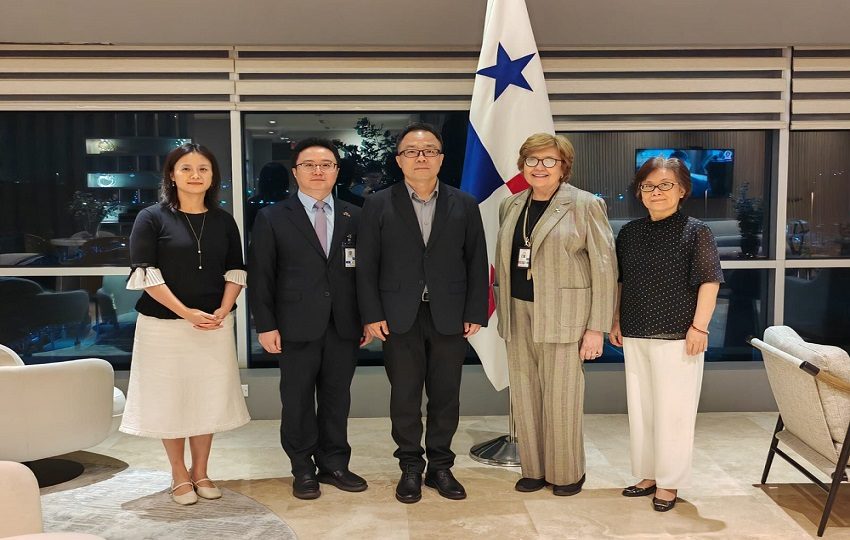  El nuevo embajador Zhang Xiangyan es recibido en el aeropuerto. Foto: Cortesía