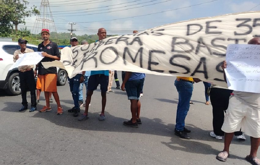 El cierre de la carretera Transístmica se extendió por espacio de una hora, lo que generó graves afectaciones al libre tránsito. Foto. Diómedes Sánchez