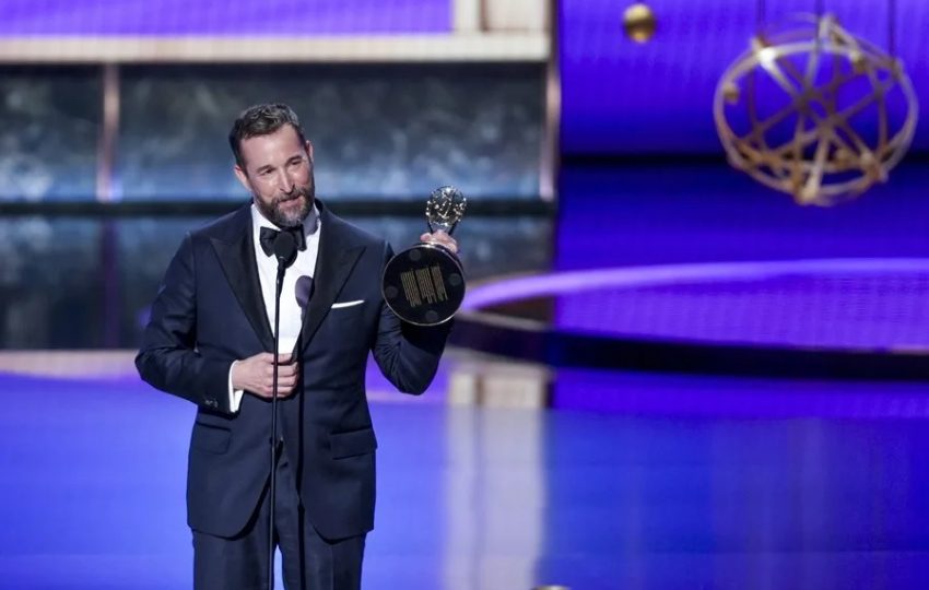 Noah Wyle al recibir su galardón en los Premios Emmy 2025. Foto: EFE / Allison Dinner