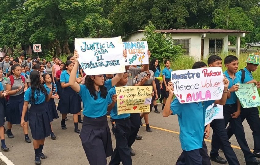 La decisión de suspender las clases fue respaldada por estudiantes, padres de familia y docentes, quienes aseguran que la acusación contra el educador carece de fundamento. Foto. Melquíades Vásquez