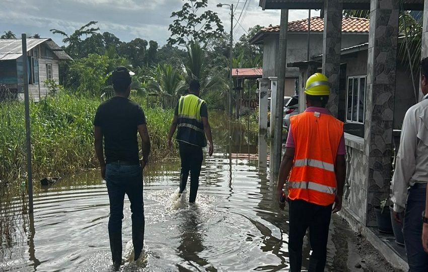 Maquinaria del MOP trabaja en la limpieza de drenajes en Almirante tras intensas lluvias. 
