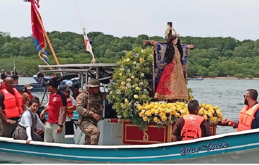 Entre las expresiones de fe más representativas de la región también destaca el tradicional recorrido acuático de la imagen por el puerto de Mensabé, una actividad que reúne a pescadores, familias y devotos .