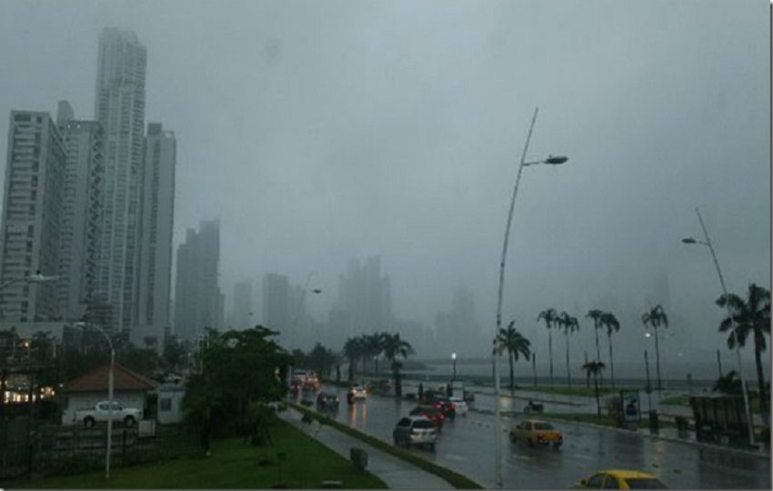 Autoridades mantienen vigilancia temporal en las provincias por fuertes lluvias tras declarar alerta verde.  