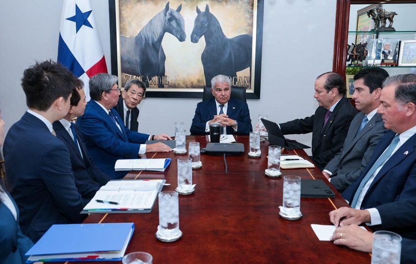 Mulino (c), durante una reunión con integrantes de la Asociación de Navieros de Japón