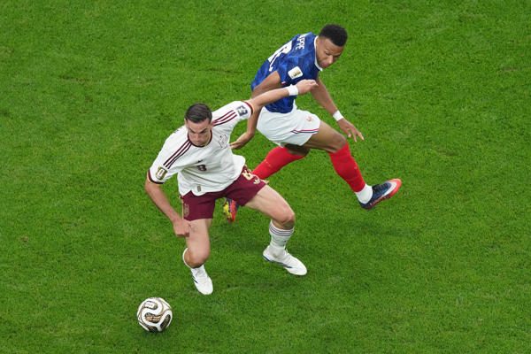 Kylian Mbappé (der.) de Francia disputa el balón con Fabián Ruiz de España. Foto: EFE