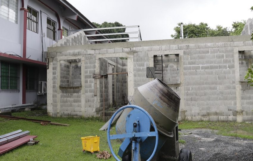 Trabajadores avanzan en la construcción del Caipi dentro del Centro Regional Universitario de Bocas del Toro. 