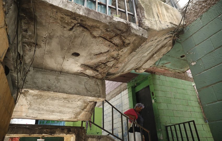 La mayoría de edificaciones sufrieron daños tras el terremoto de 7,5 en octubre de 1986. Foto: EFE