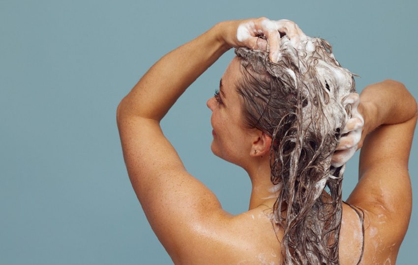 Los especialistas aconsejan a la población conocer las necesidades de su cuero cabelludo antes de incorporar este tipo de champú en su rutina capilar. Pexels