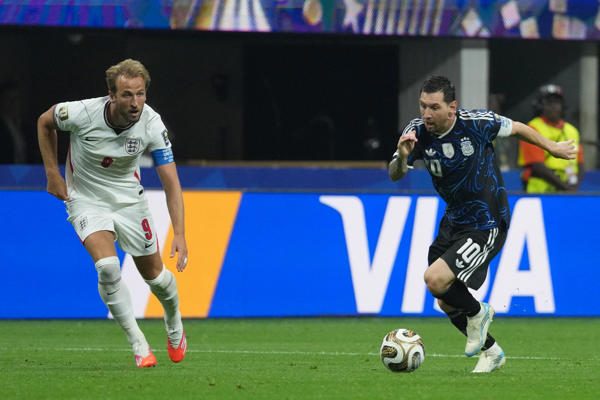 Harry Kane (izq.) de Inglaterra disputa el balón con Lionel Messi de Argentina. Foto: EFE
