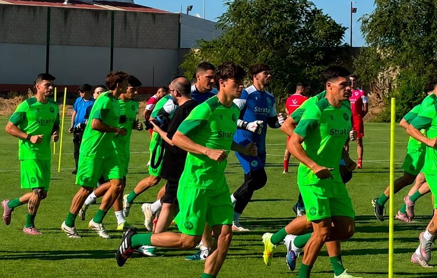 Mediocampista panameño Juan Antonio Moltó de 18 años busca consolidar su carrera futbolística  en el CD  Extremadura. 