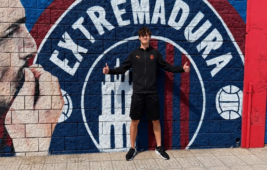 Juan Antonio Moltó Castrellón, inició su entrenamiento oficial tras ser invitado a una pretemporada por el Club español Deportivo Extremadura. 
