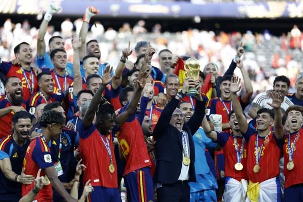 Luis de la Fuente, técnico de la selección española, levanta el trofeo de la FIFA. Foto: EFE