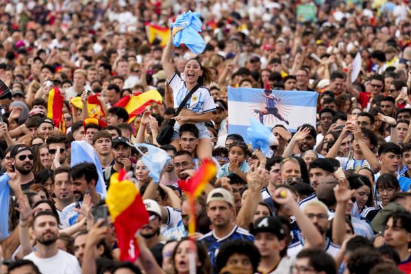 Aficionados de España y Argentina. Foto: EFE
