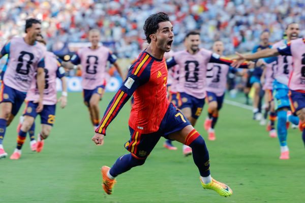 El español Ferran Torres festeja su gol contra Argentina. Foto: EFE