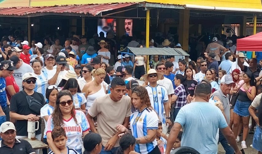 Durante toda la jornada, el parque central se convirtió en una verdadera marea celeste y blanca. Foto. Thays Domínguez