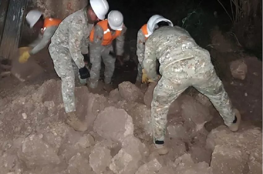 Fotografía cedida este domingo por el Ministerio de Defensa de Perú que muestra a integrantes de las Fuerzas Armadas removiendo escombros tras un sismo en la provincia de Chupaca, en la región de Junín (Perú). EFE/ Ministerio de Defensa de Perú