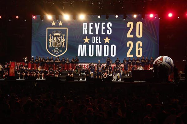 Jugadores de España y la afición celebran su segunda estrella. Foto: EFE