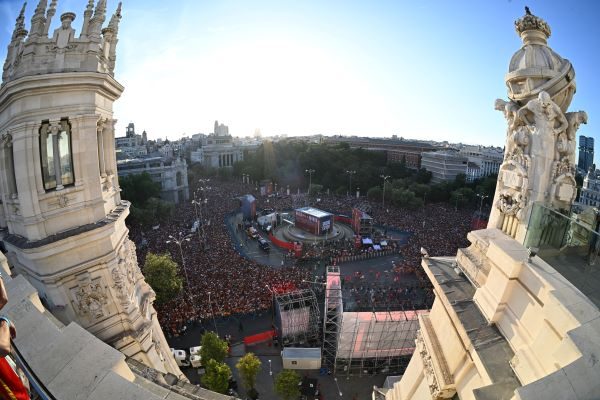 Miles de aficionados españoles abarrotan la plaza de Cibeles. Foto: EFE
